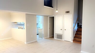 Building Photo - 153 Holland Park Cir