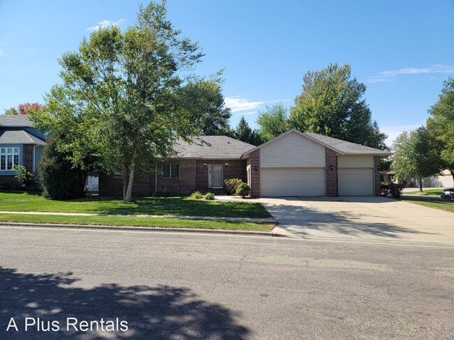 Primary Photo - 4 br, 3 bath House - 7301 S Russet Drive
