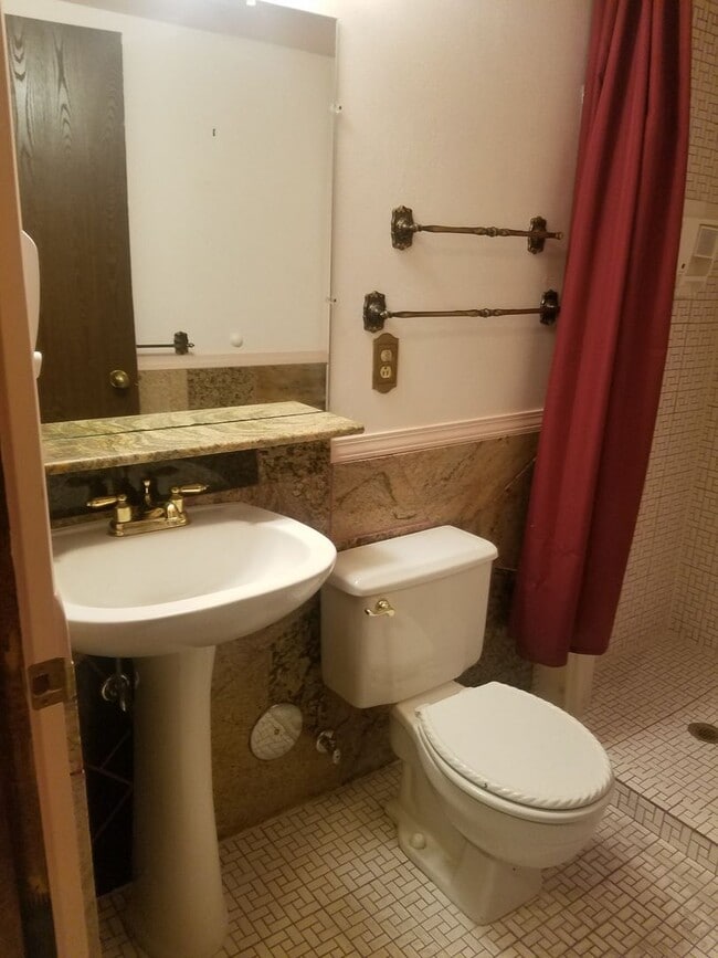 Building Photo - 3 Bed 2.5 bath townhome in Ammon right beh...