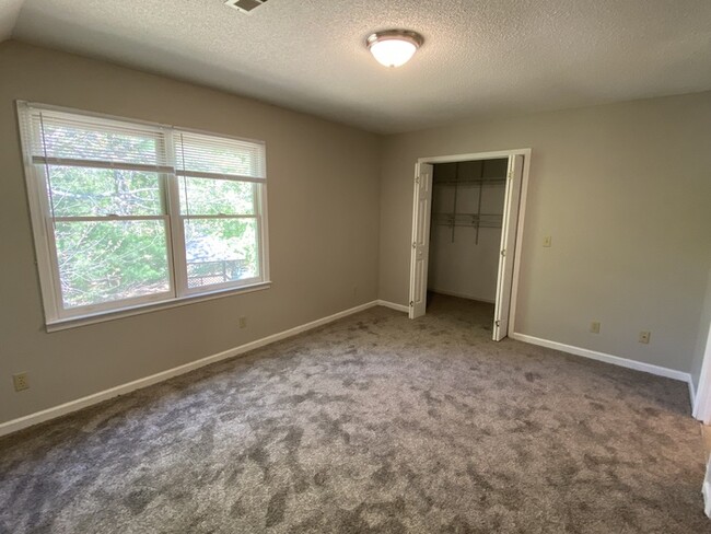 Building Photo - 3 bedroom 2 bath with attached garage