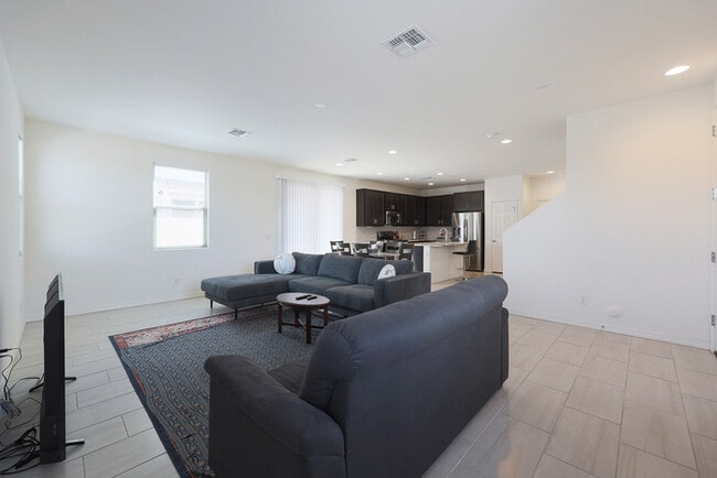Building Photo - BEAUTIFUL 3 bed + LOFT