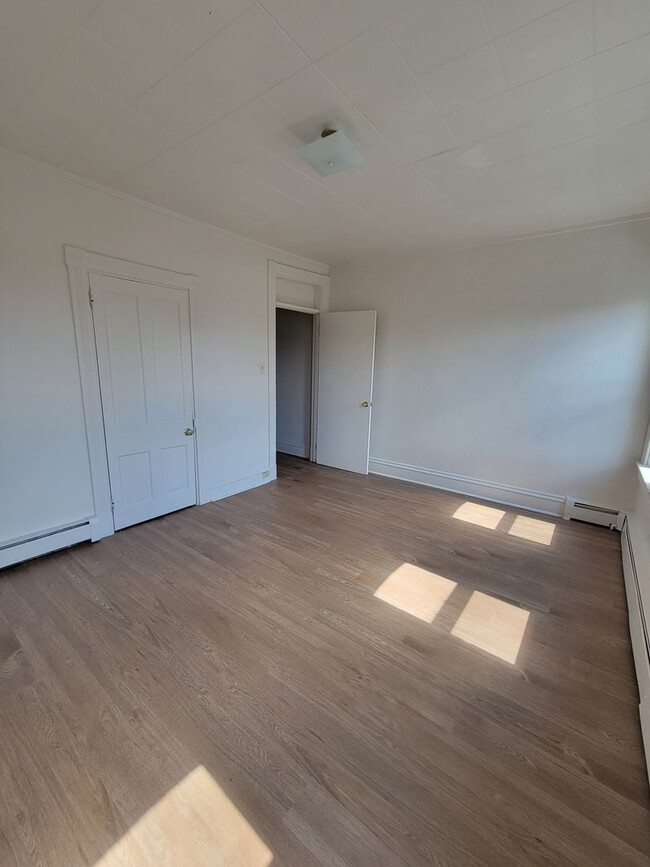 Building Photo - 4 Bedroom Home in Lancaster City