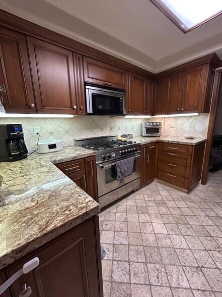 Kitchen - 11911 Magnolia Blvd