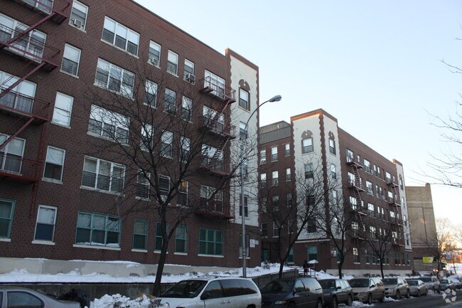Building Photo - Kingsbridge Court