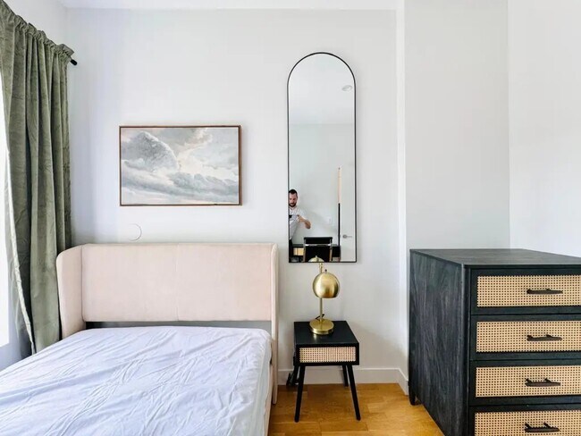 Building Photo - Furnished room/NOT APARTMENT