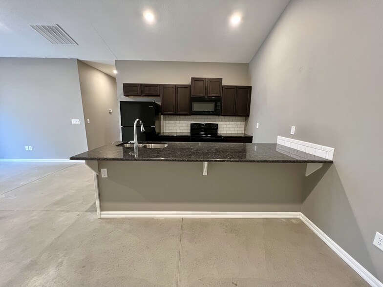 Building Photo - 4801 N Hillside Ct