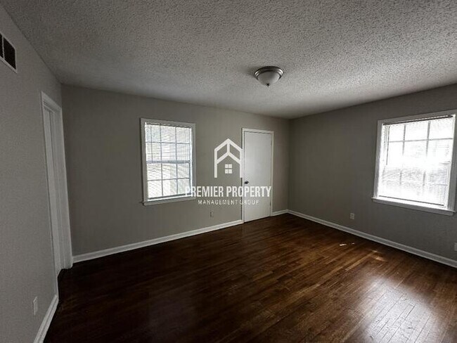 Building Photo - 3044 S Mendenhall Rd