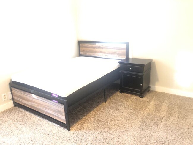 Building Photo - Very well decorated and furnished 4 BR house near IWU. Ideal for students with 2 kitchens