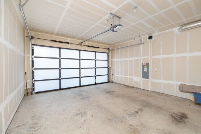 Building Photo - Modern home with 4 bed 2.5 bath available ...