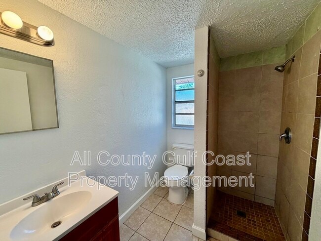 Building Photo - 910 61st Ave E