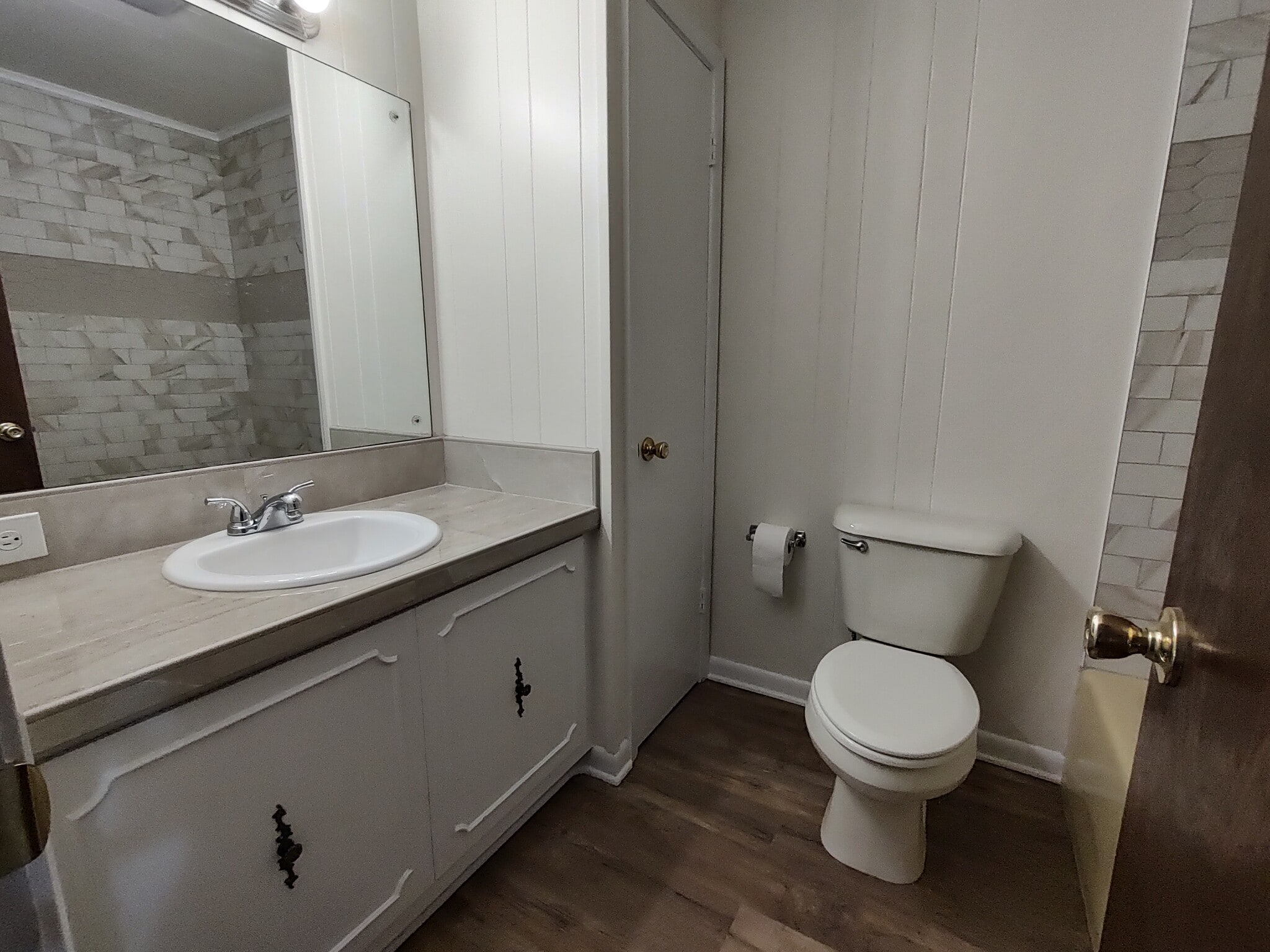 Hall Bath Room - 738 Granger St