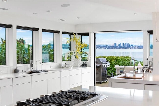 Building Photo - Leschi Waterfront Home