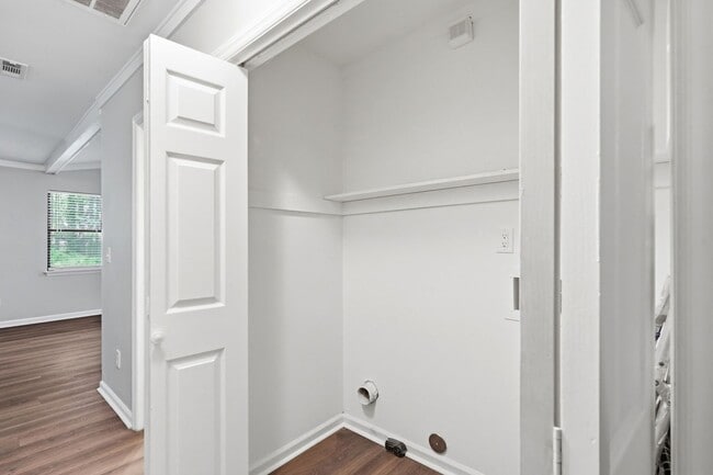 Building Photo - Renovated Ranch on a Quiet Cul-de-Sac with Vaulted Ceilings & Private Backyard