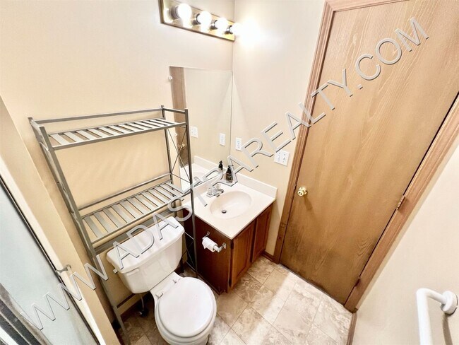 Building Photo - Spacious Gardner Duplex-Available in NOVEM...