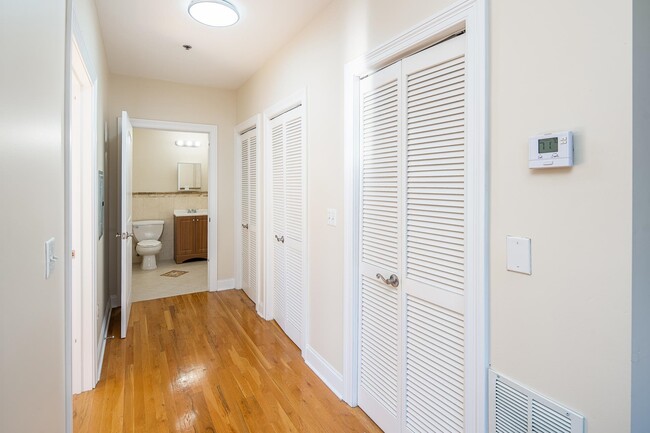 Building Photo - 528 47th St