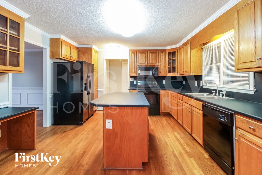 Building Photo - 4004 Deerfield St