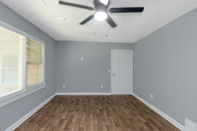 Building Photo - Spacious 4 Bed 3 Bath SFH!