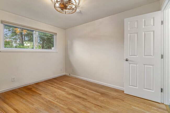 Building Photo - 6 Bedroom Home minutes from Saltwater Park...