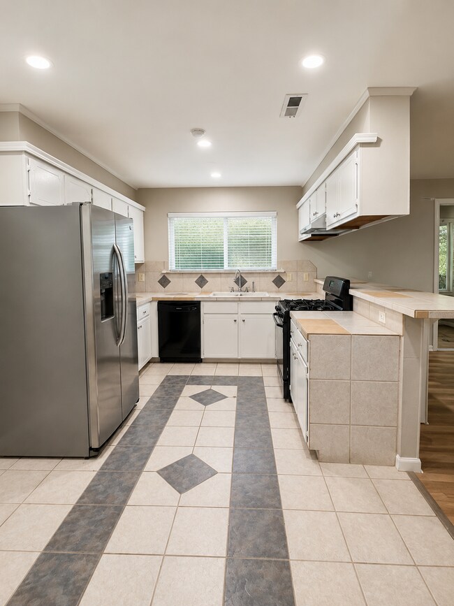 Building Photo - Charming 3 bedroom, 2 bathroom, 1 office/den.