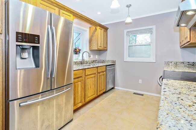 Building Photo - 1510 Crescent Dr