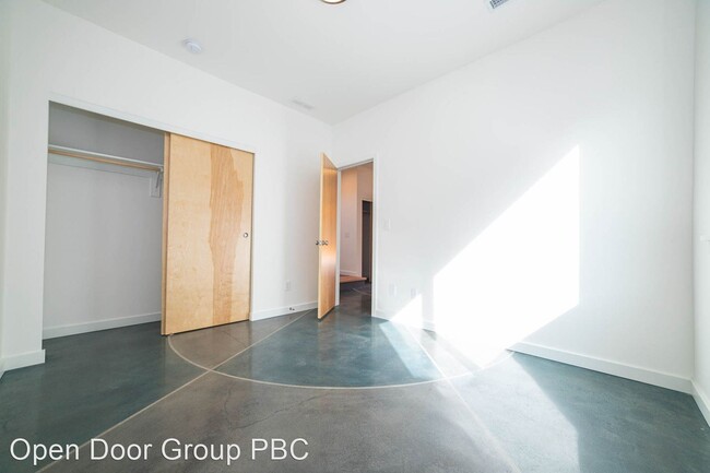 Building Photo - 5231-5231 NE 43rd Ave