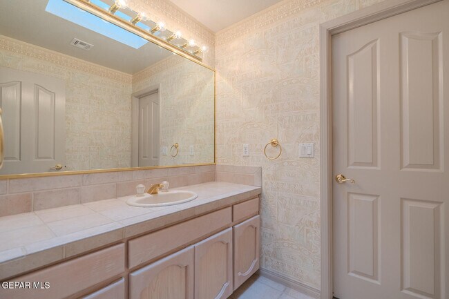 Building Photo - 2066 Paseo Del Prado Dr