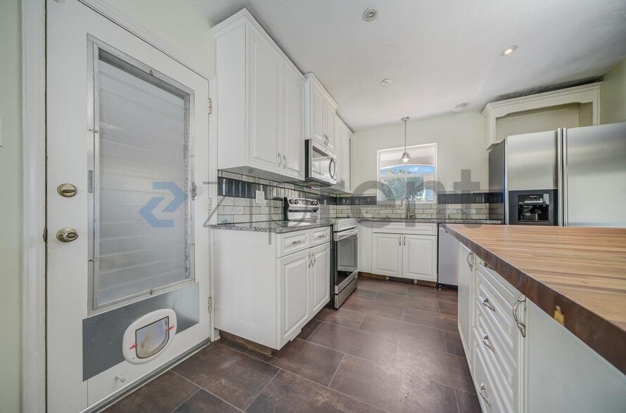 Building Photo - 2540 Sistina St