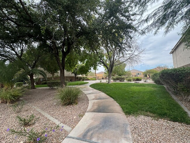 Building Photo - Must see 4 bedroom 2.5 baths home with NEW...