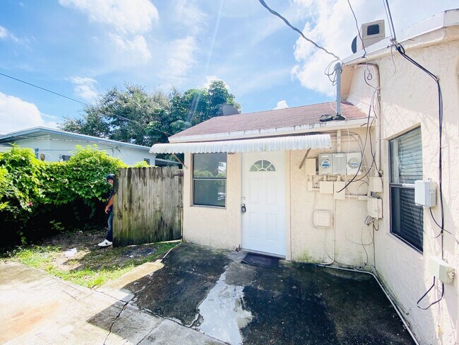 Building Photo - 326 NW 96th St