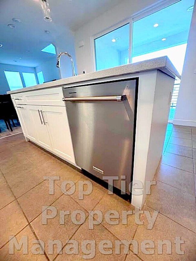 Building Photo - Beautiful & Modern 3 bed/ 3.5 bath/ 2,029 Sqft Condo with amazing Views in Carroll Canyon- Availa...