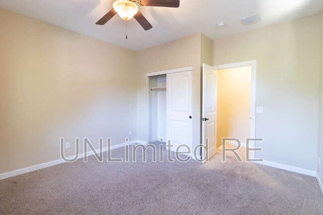 Building Photo - 425 E Woodland Dr