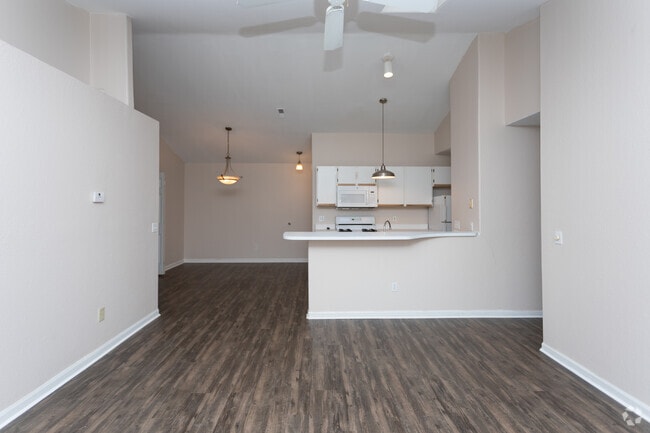 2BR, 2BA - 1036 SF - Oasis Toledo