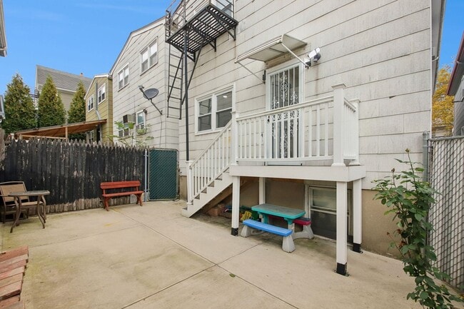 Building Photo - 13 Carlton Ave