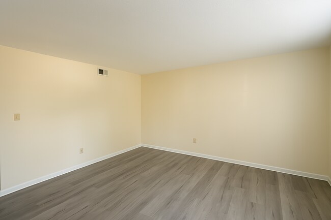 Building Photo - Two bedroom, 1.5 bath in Graham--McAden Place