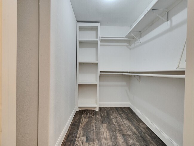 Building Photo - 2123 Quail Valley E Dr