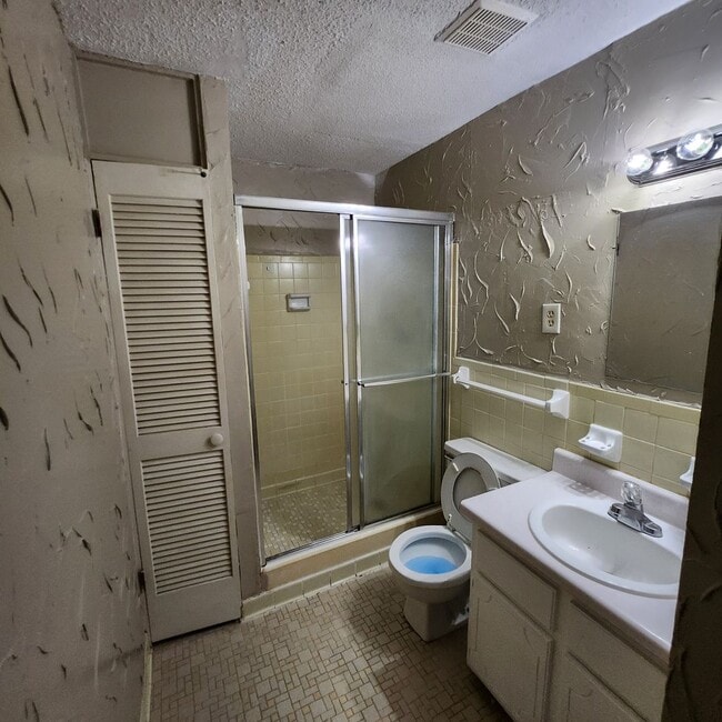 Building Photo - MOVE-IN SPECIAL 1/2 OFF 1ST MONTH'S RENT!!