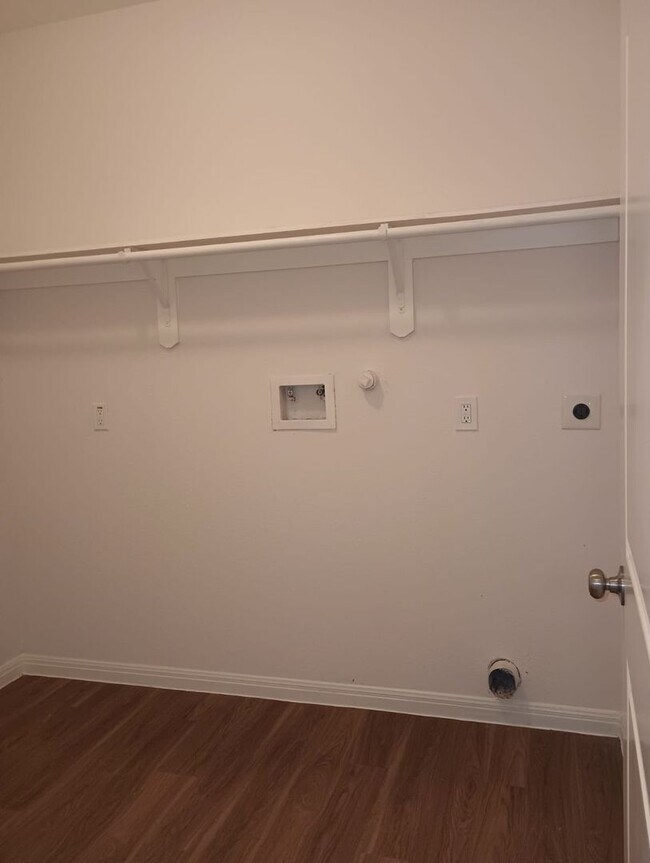 Building Photo - Cozy 2 bed / 1 bath - Move in Ready!