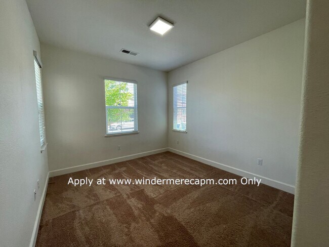 Building Photo - 4 BDRM 3 BA Bright Home with Open Kitchen ...