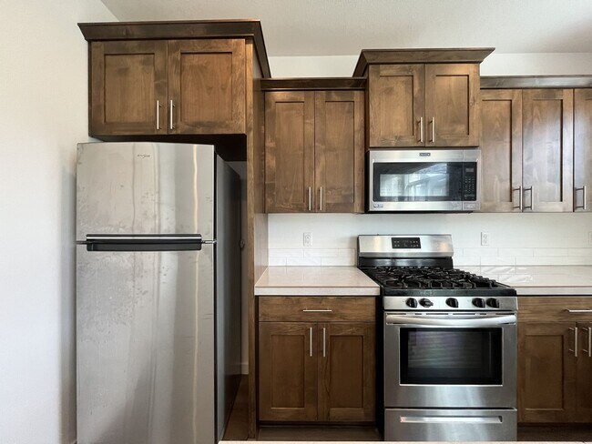 Building Photo - Stunning 3 Bedroom with Bonus Room | Solar Panels, Stainless Steel Appliances & Fenced Backyard