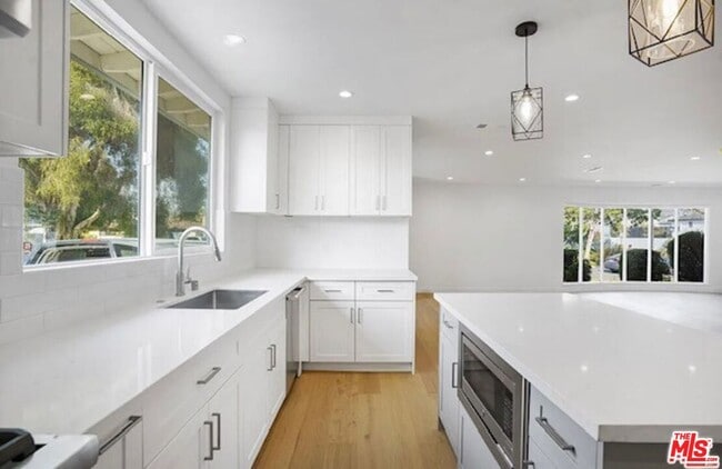 Building Photo - 7406 W 82nd St