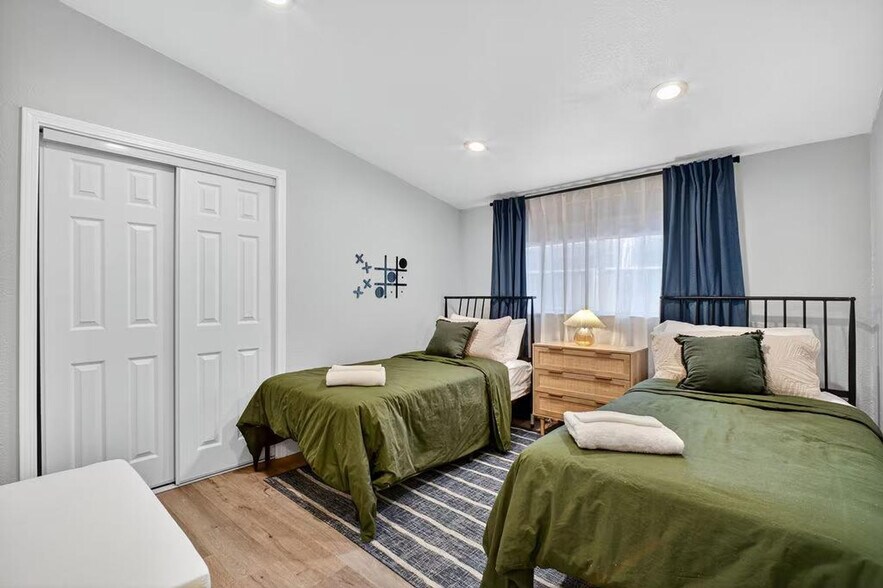 Building Photo - 768 Lakechime Dr