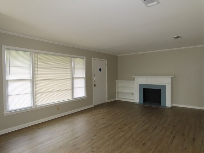 Building Photo - Cozy 2 Bedroom Home