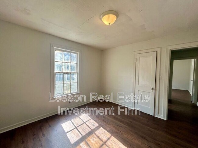 Building Photo - 318 W 68th St
