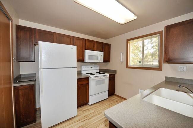 Building Photo - 2 bed 1 bath apartment (4plex building)