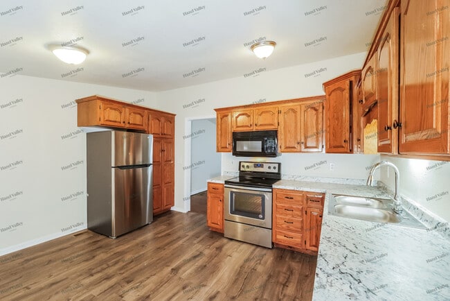 Building Photo - 318 Holiday Dr