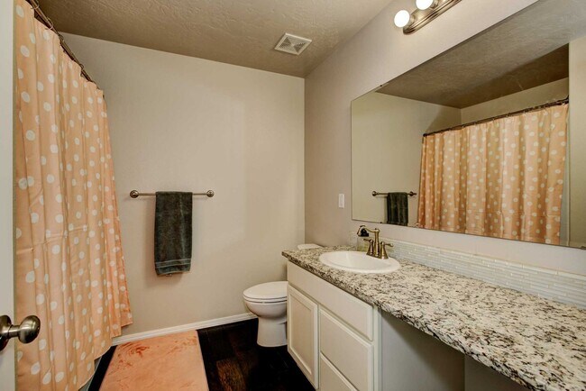 Building Photo - Beautiful 6 bed 2.5 bath home located in t...