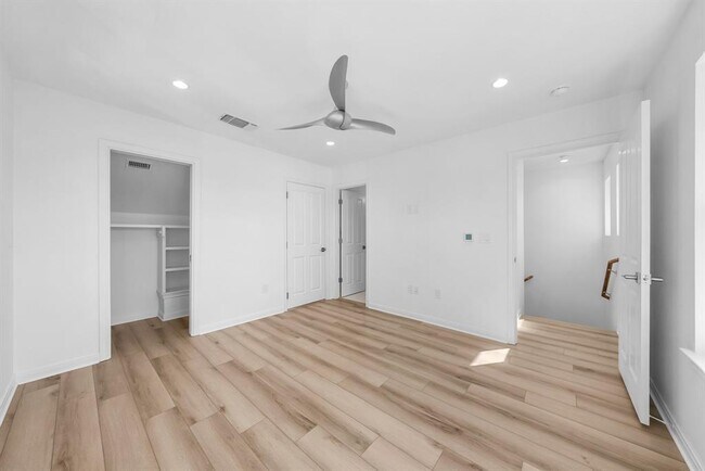 Building Photo - 512 W St Johns Ave