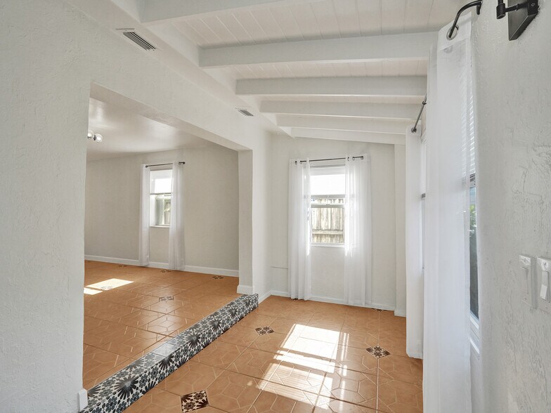 Building Photo - 920 NE 34th Ct