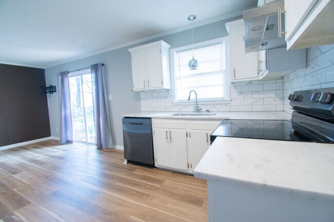 Building Photo - 3 Bedroom 2 Bathroom-Modern Upgrades