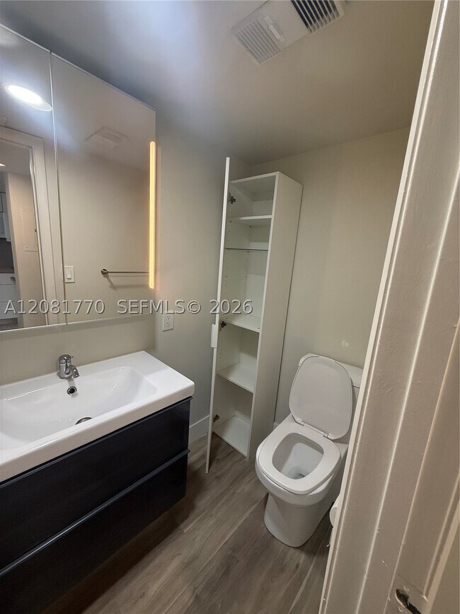 Building Photo - 540 Brickell Key Dr